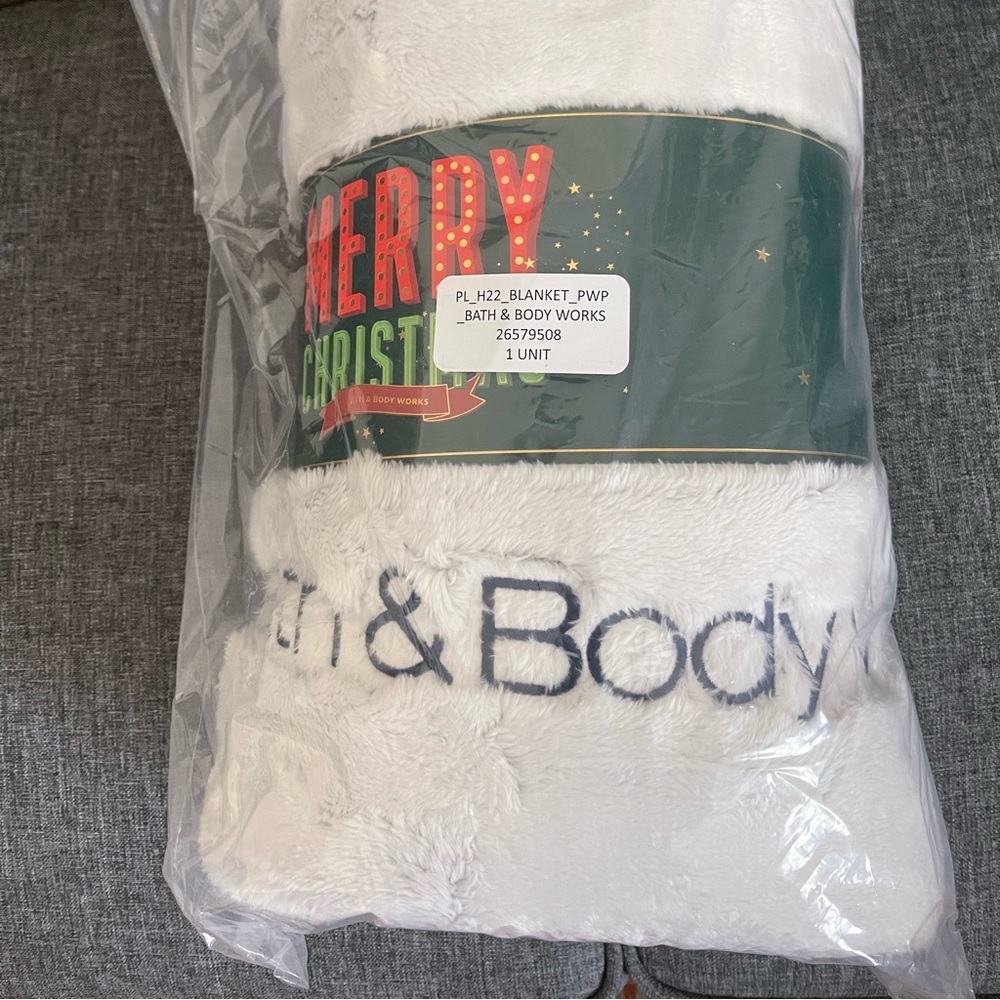 Bath & Body Works Soft & Cozy 2023 Faux Fur Throw Blanket 50"x60" 2022 Christmas - Picture 5 of 5